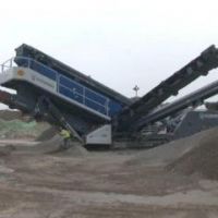 揚(yáng)州首臺!德國移動式破碎篩分設(shè)備投入使用,解決建筑垃圾處理難題!